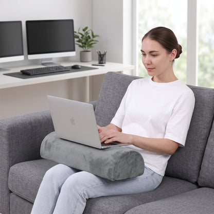 Coussin demi-rouleau utilisé comme support d'ordinateur portable, assise sur un canapé
