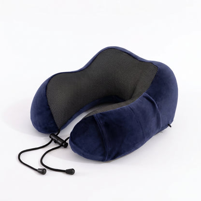 Oreiller de voyage en U bleu sur fond blanc